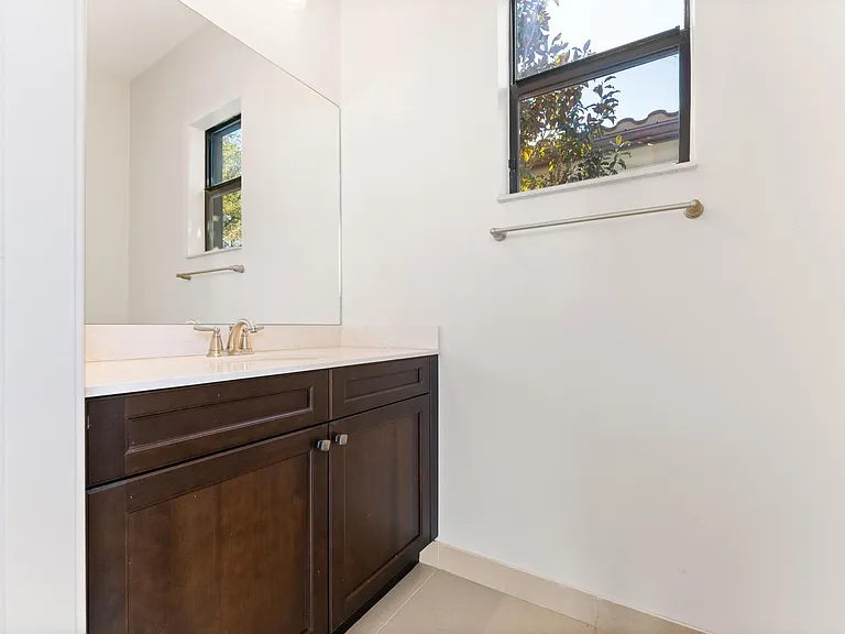 259 SE Calmo Cir — Photo 47