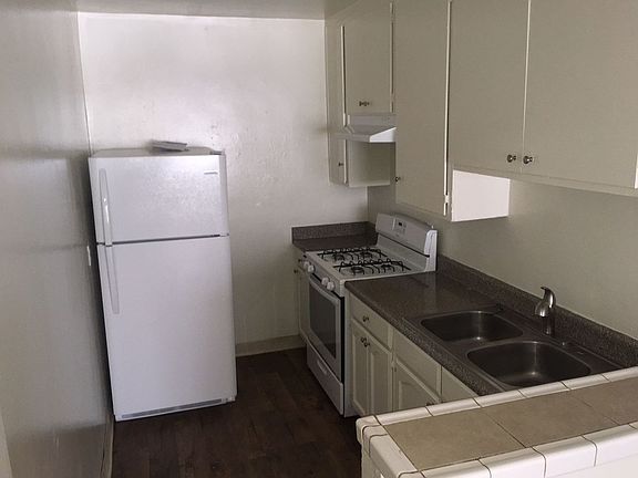 3rd image of 830 S Grand View St APT 15