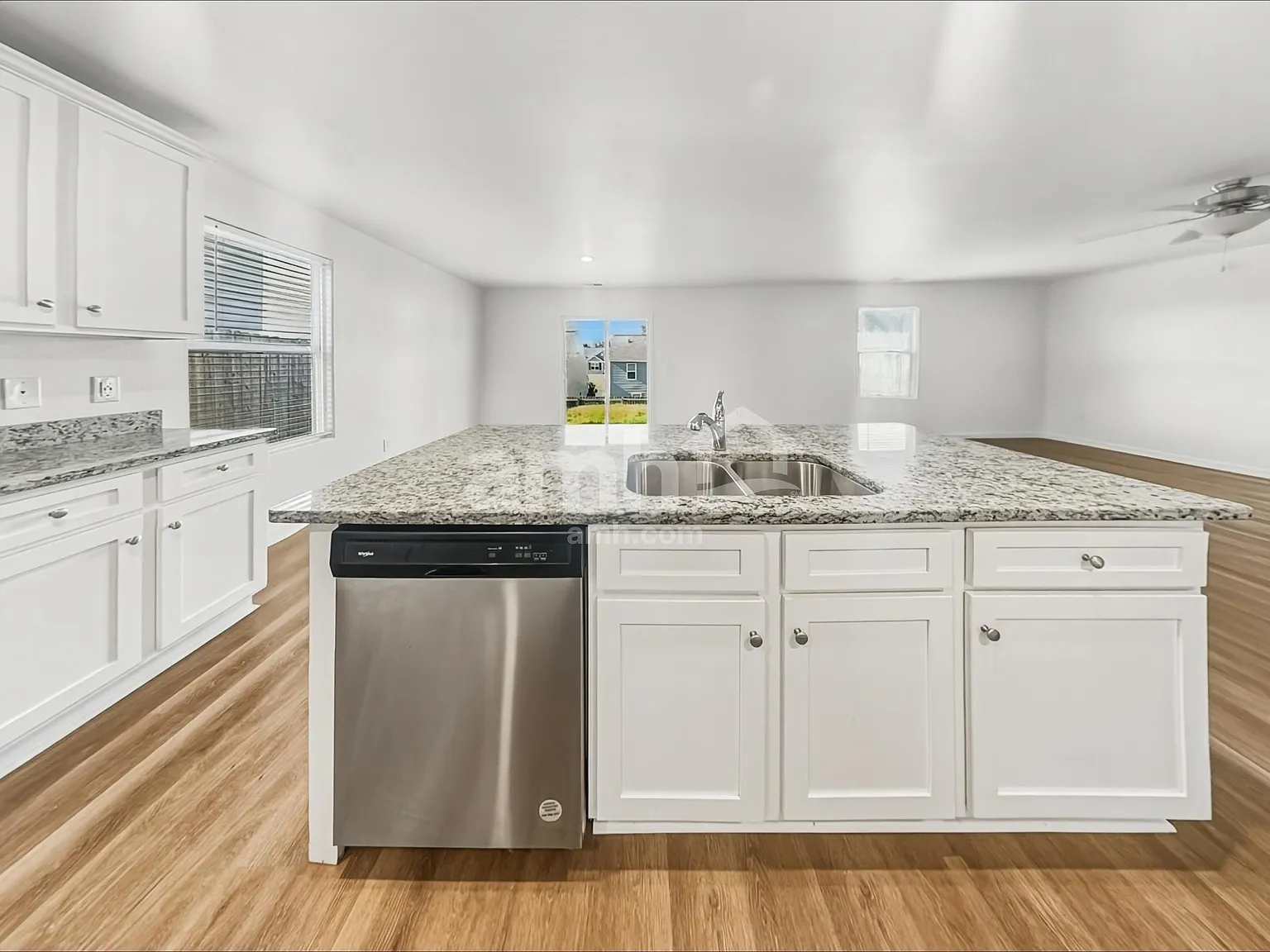4 bed, 2.5 bath, 2002 sqft, $1,930 — Photo 3