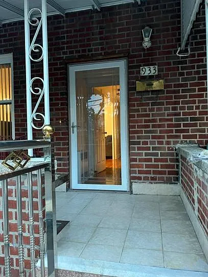 933 Brady Ave — Photo 12