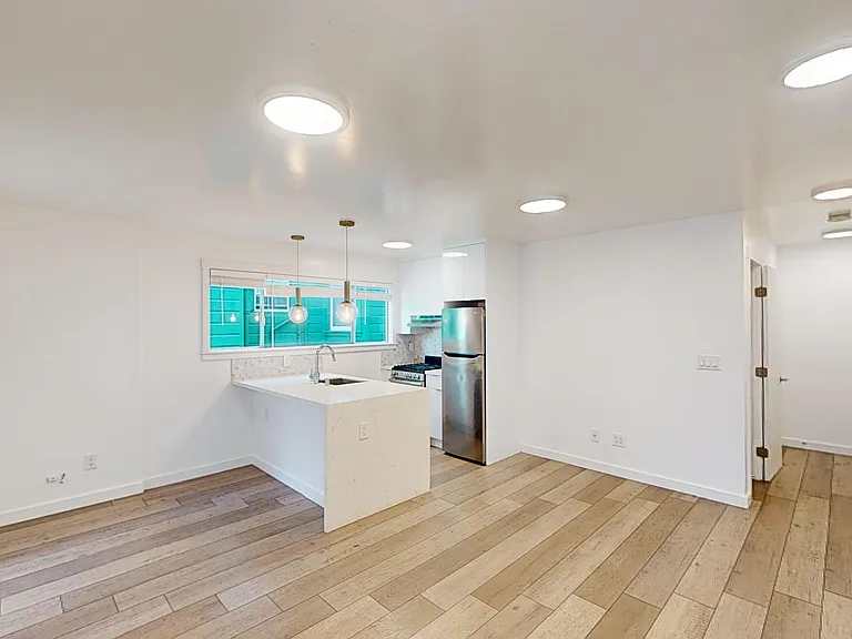 1085 S Van Ness Ave — Photo 11