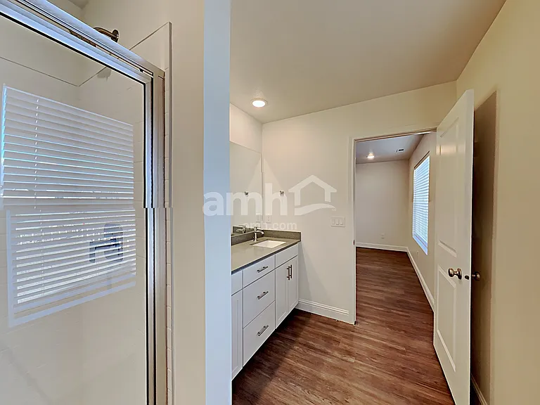 1436 E Allen Ln — Photo 9