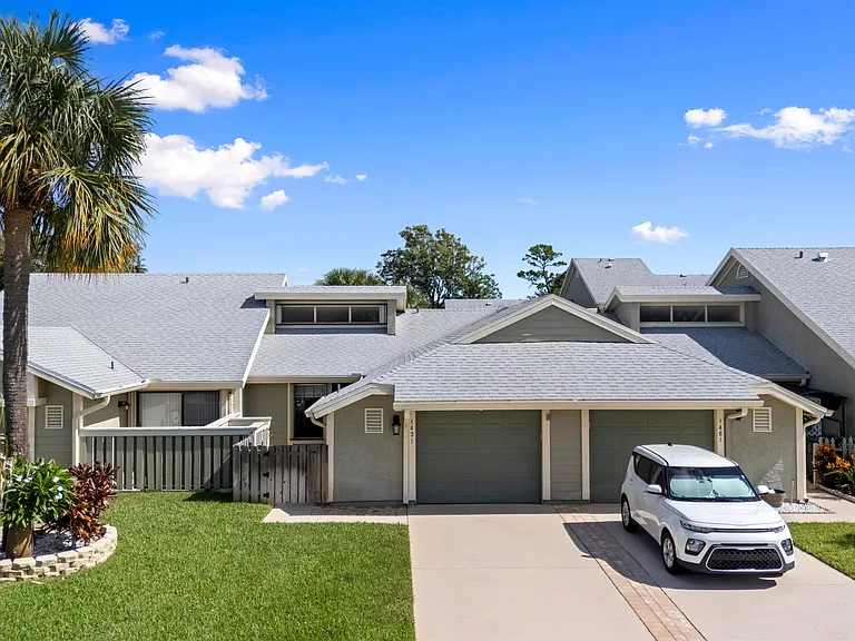 1431 SE Berwick Ct — Photo 1