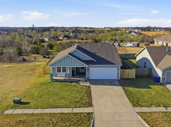 2525 Paige Ln, Junction City, KS 66441
