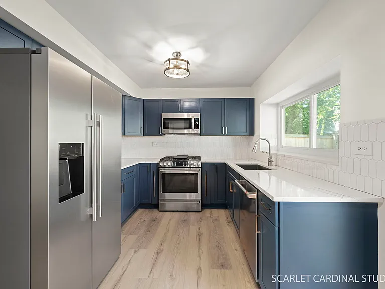 315 Newport Ln — Photo 8