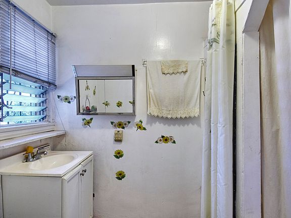 3rd image of 2816 Rosanna St