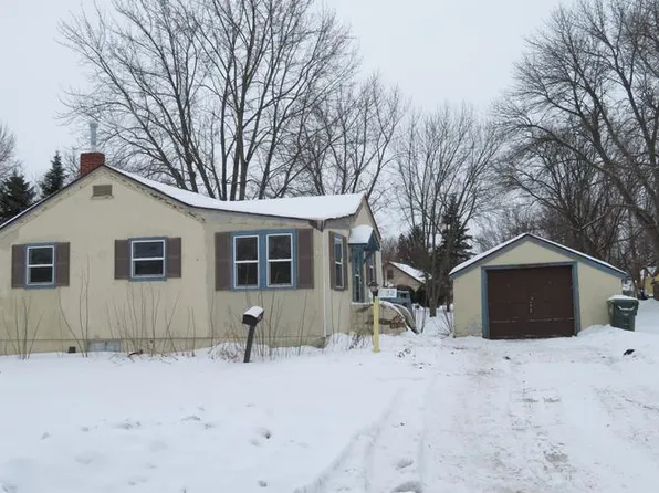 32 McLeod Ave NE, Hutchinson, MN 55350