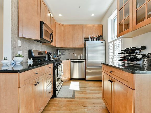 2nd image of 10 E Springfield St APT 3