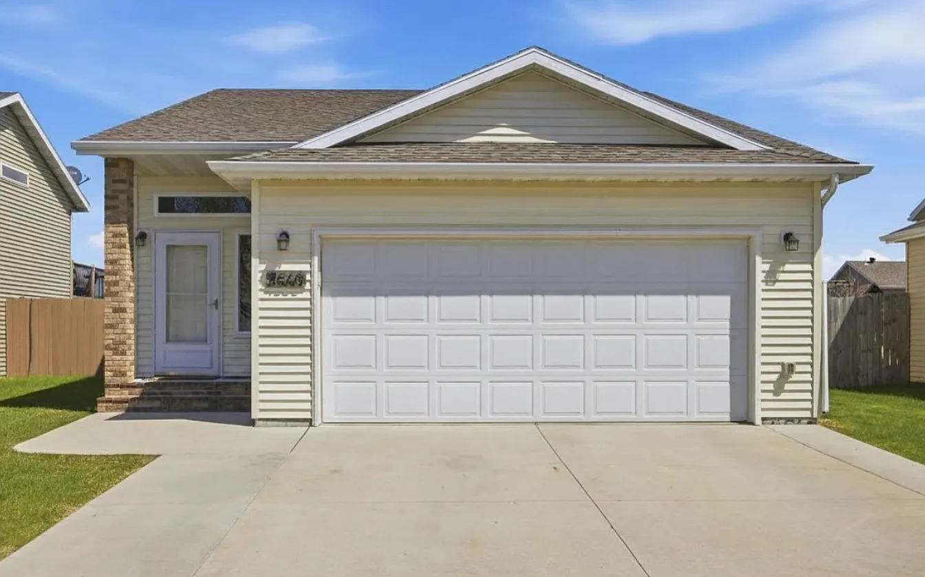 3 bed, 1696 sqft, $2,200 — Photo 2