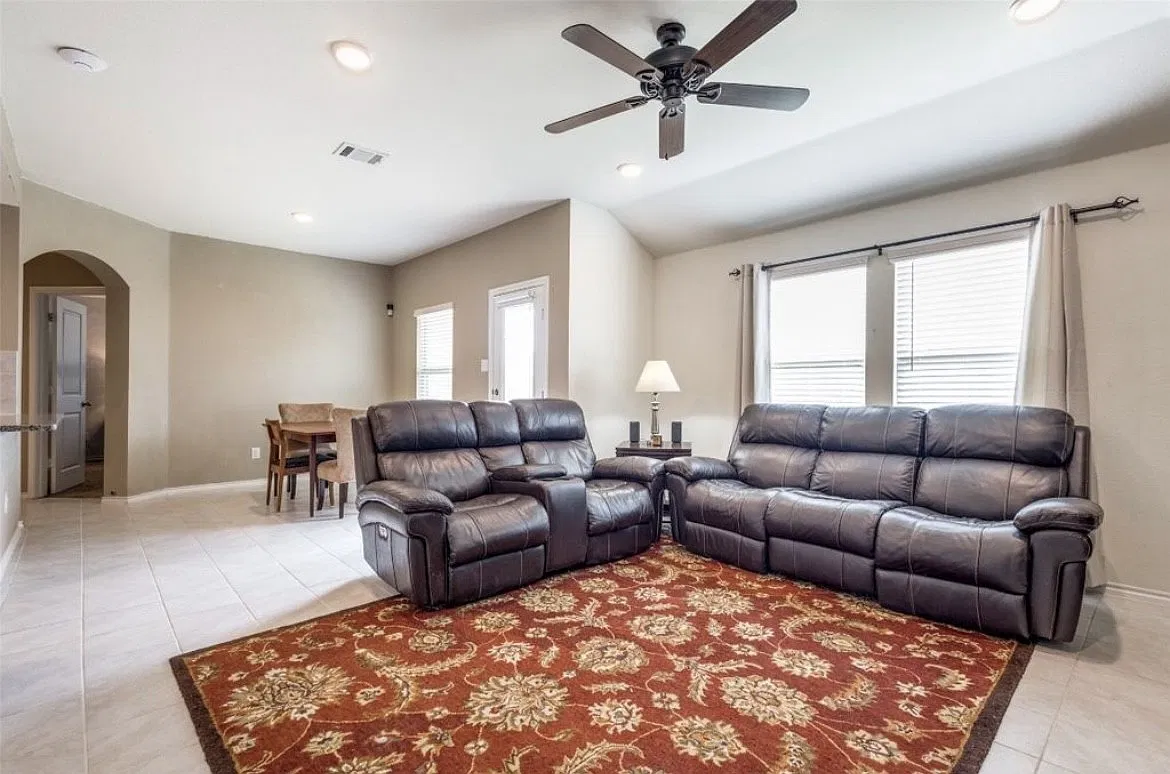 4 bed, 1807 sqft, $2,150 — Photo 3