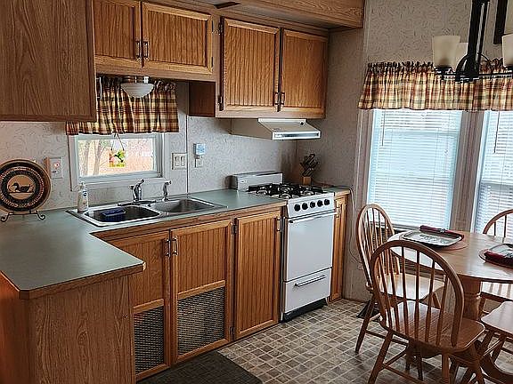 5th image of 13 Riviera Dr