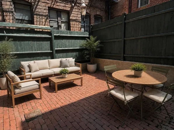 28 Phillips St #M, Boston, MA 02114
