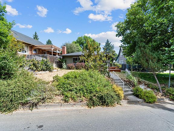 3rd image of 415 N Laguna St
