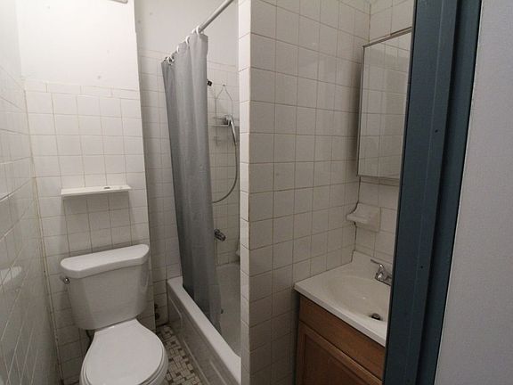 4th image of 219 Nassau Ave APT 1R