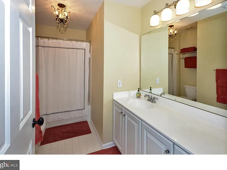 584 Leslie Ln — Photo 18