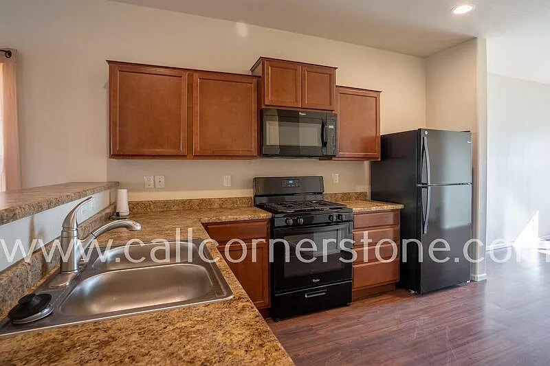 3 bed, 2.0 bath, 1469 sqft, $2,422 — Photo 4