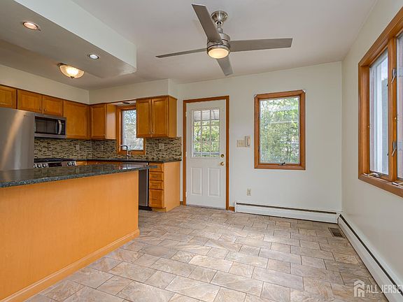 4th image of 32 Lincoln Ave