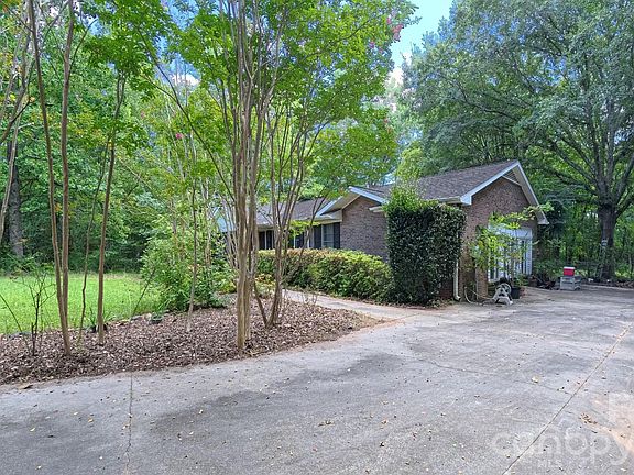3rd image of 3550 Tree Line Dr