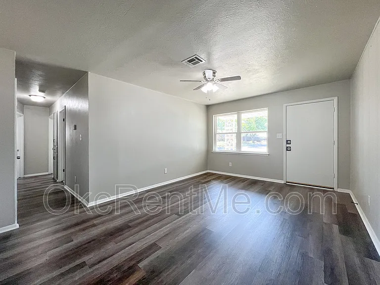 1900 N Mitchell Dr — Photo 6