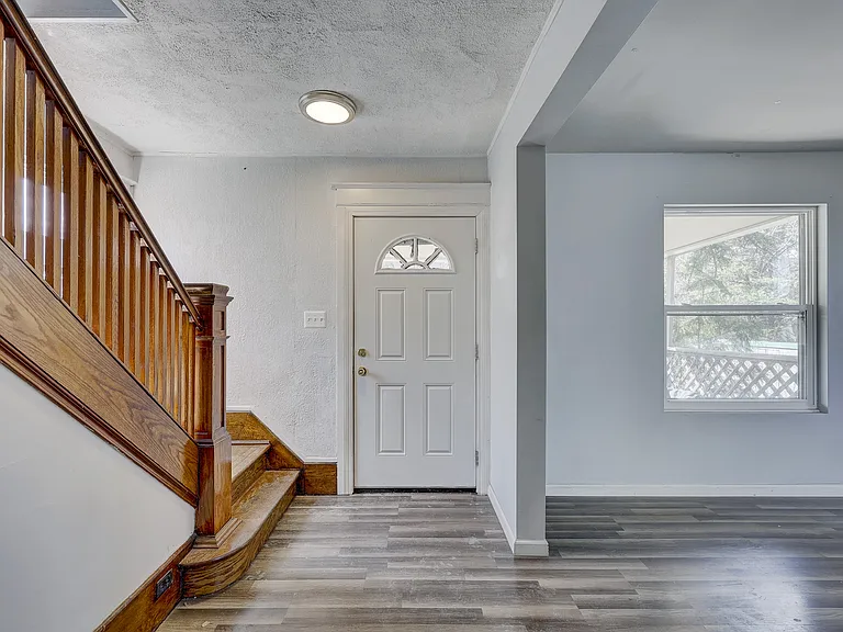 813 S Center St — Photo 2