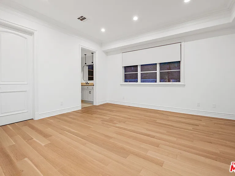475 Martin Ln — Photo 32