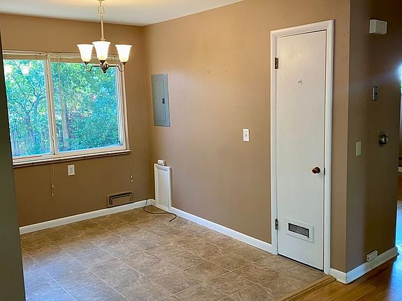 3rd image of 3055 Moorhead Ave
