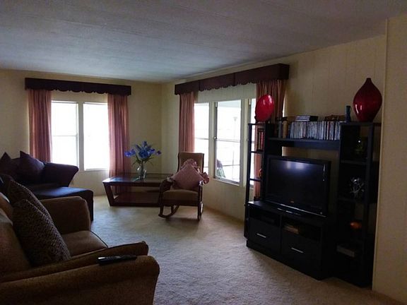 3rd image of 100 Emerald Dr E