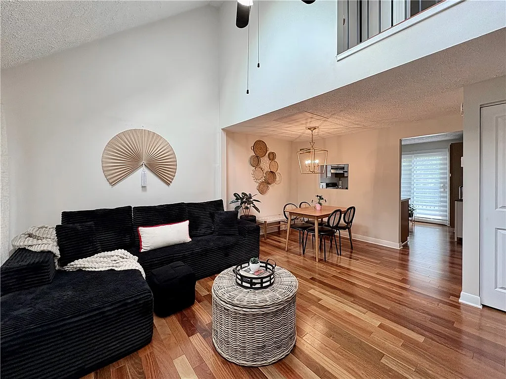 3 bed, 1122 sqft, $1,950 — Photo 4