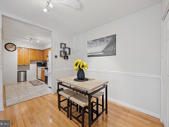 5th image of 302 River Rd APT D8