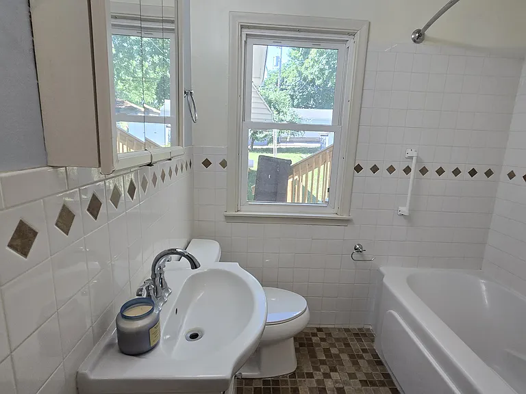 238 Macarthur St E #1 — Photo 6