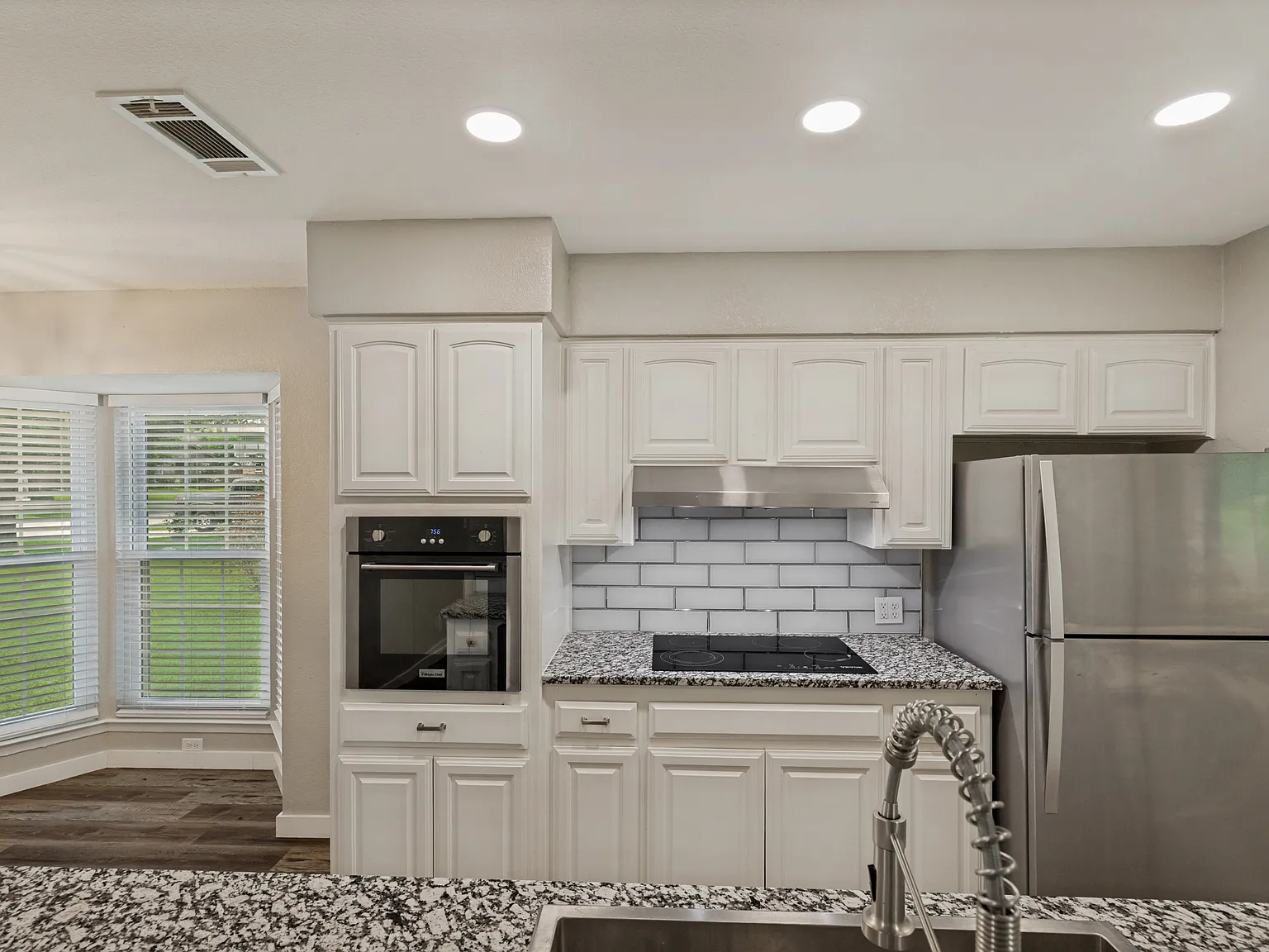 914 S Hyde Park Ave — Photo 3