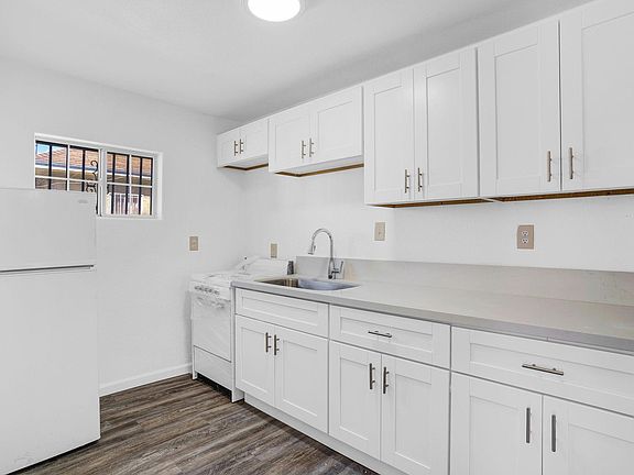 2nd image of 224 29th St #1/2