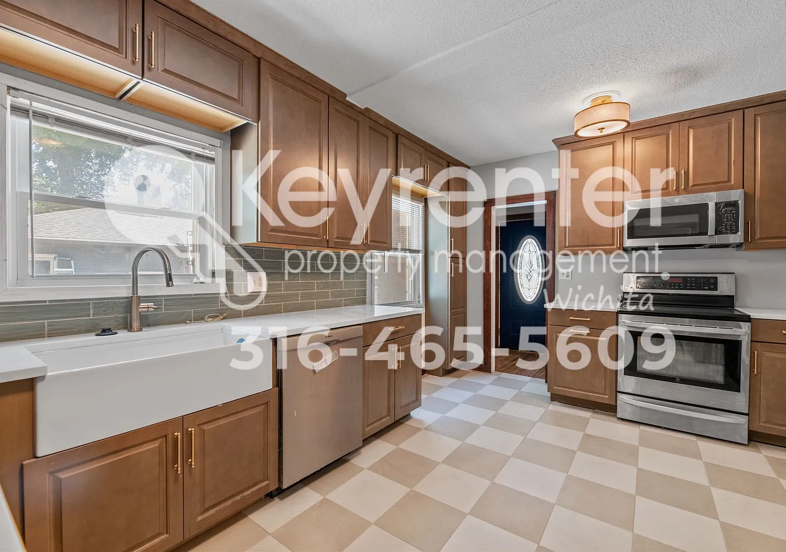 Spacious 4-Bedroom Home with Character, Basement & Detached Garage — Photo 4