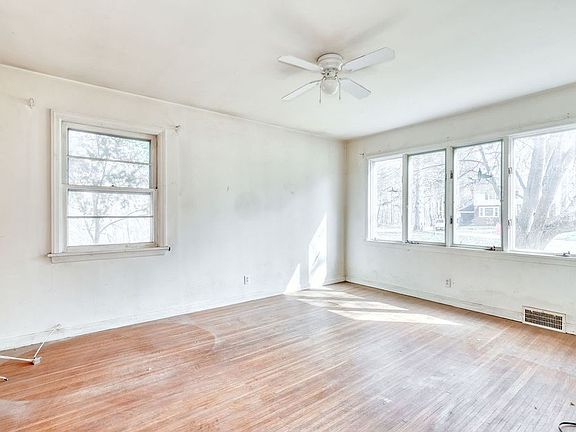17th image of 262 Commodore Pkwy