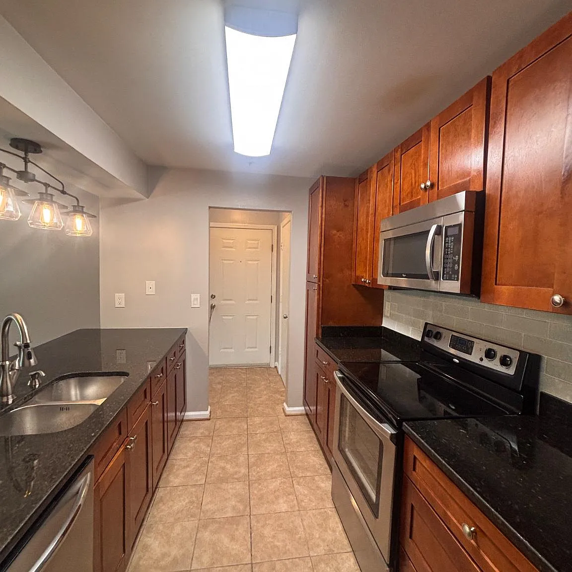 3 bed, 2.0 bath, 1000 sqft, $2,250 — Photo 2