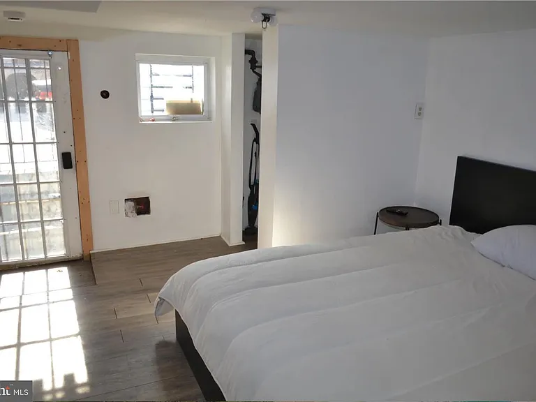 1226 W Cross St #B — Photo 4