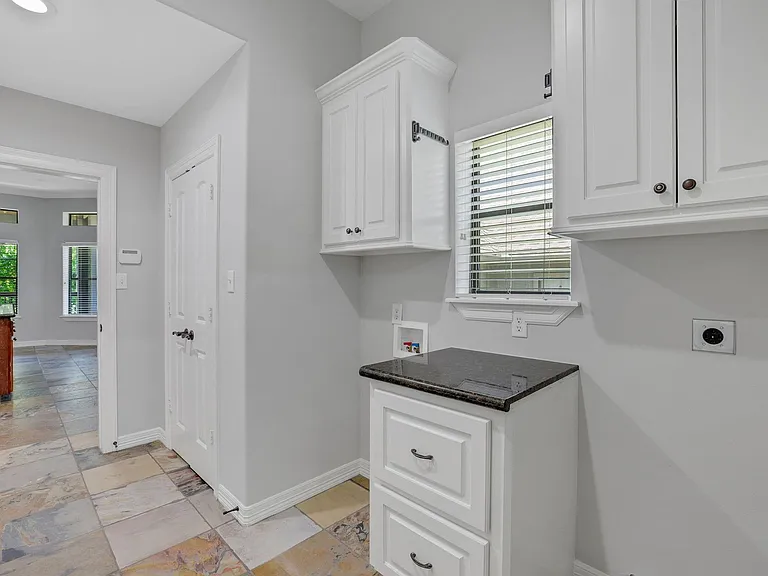 270 Lake Grove Dr — Photo 26