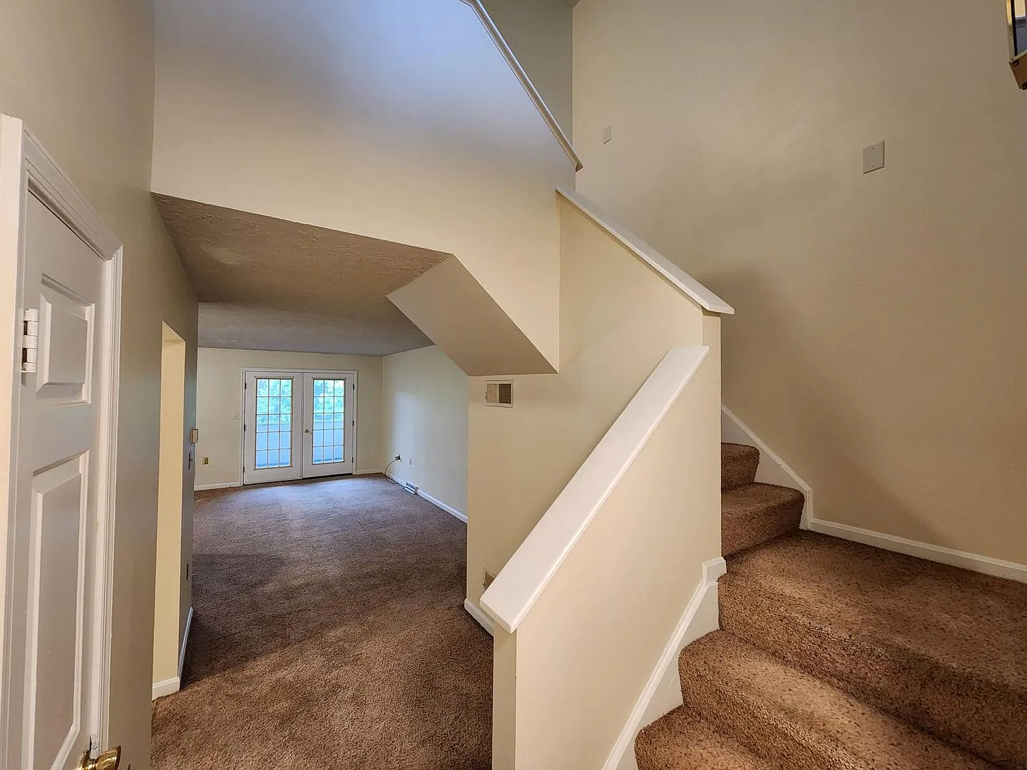 Stunningly Remodeled Townhouse In Fantastic Neighborhood — Photo 2