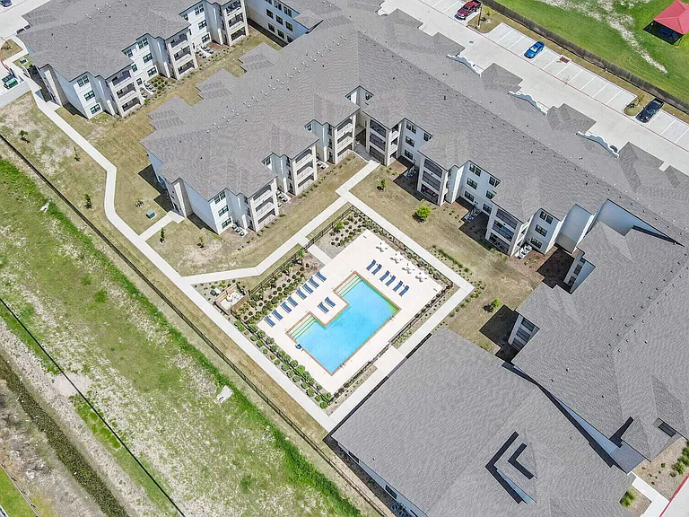 Avanti at Emerald Point Apartments — Photo 3