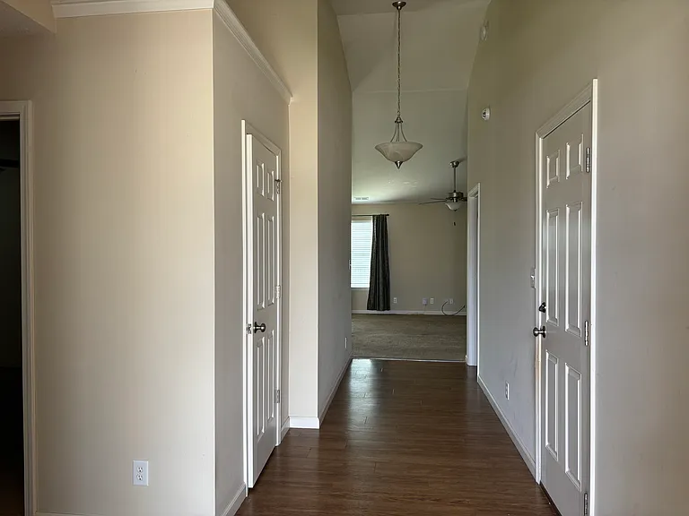 2915 Dillon Dr — Photo 2