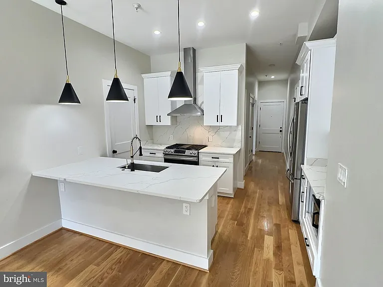 1420 Staples St NE #1 — Photo 8
