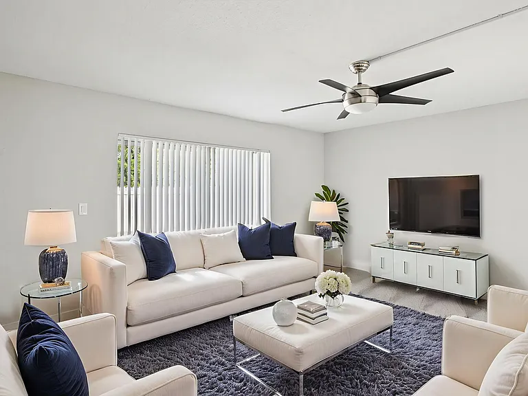 Silver Palms Apartments — Photo 7
