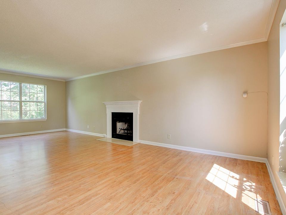 2nd image of 307 Brook Mead Dr