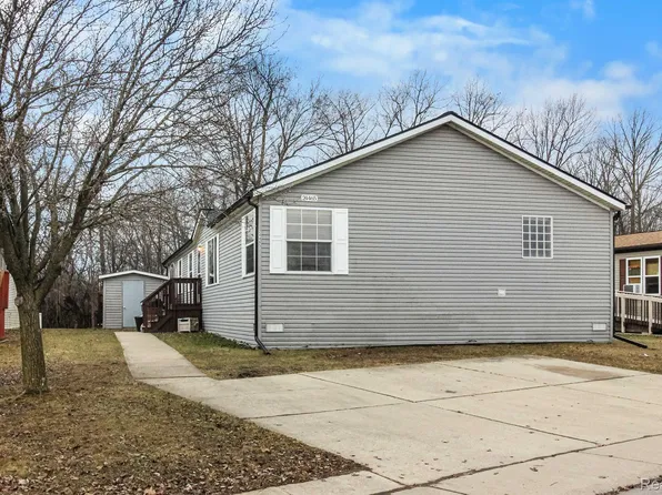 24465 Manchester Dr, Brownstown, MI 48134