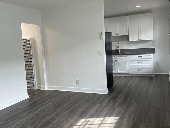 4th image of 711 W 81st St APT 6