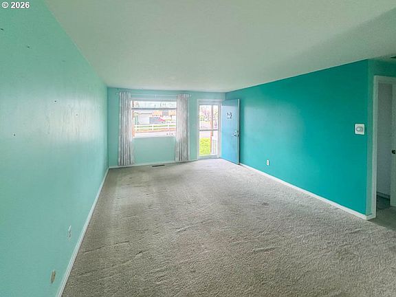 3rd image of 2080 Umpqua Rd