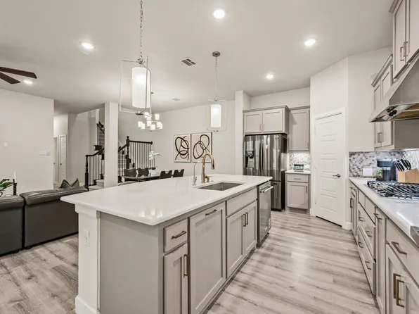 612 Courtyard Ln, Irving, TX 75039