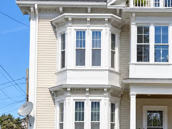 727 Park Ave APT 2, Cranston, RI 02910