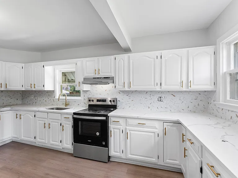 1101 Marne Hwy — Photo 3