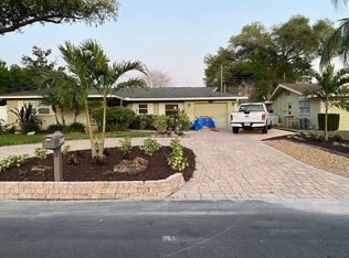 8977 110th Ln, Seminole, FL 33772